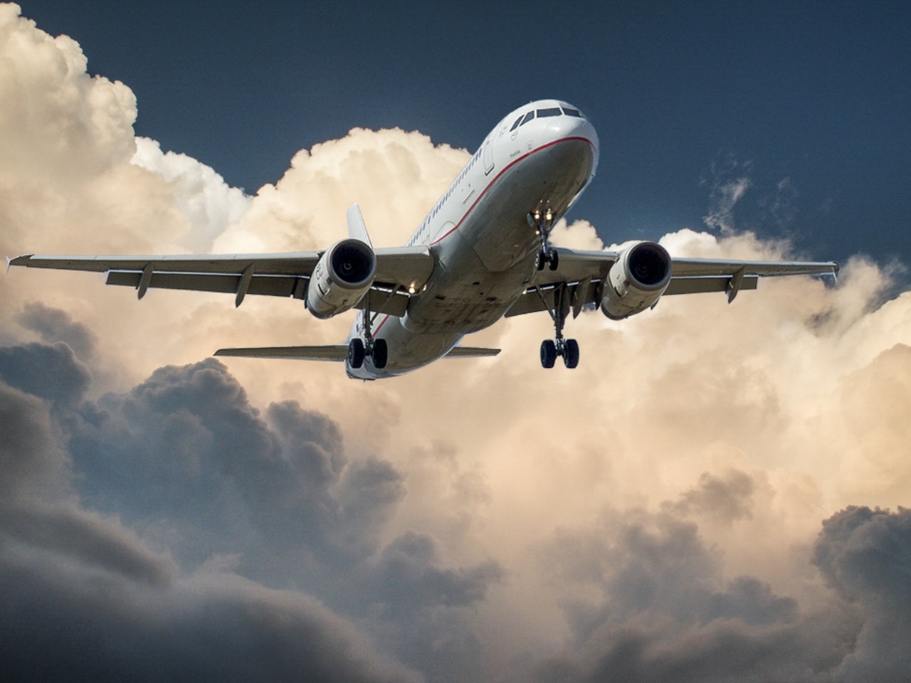 Aircraft jet landing cloud